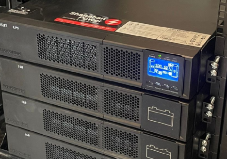 Rack mounted UPS system